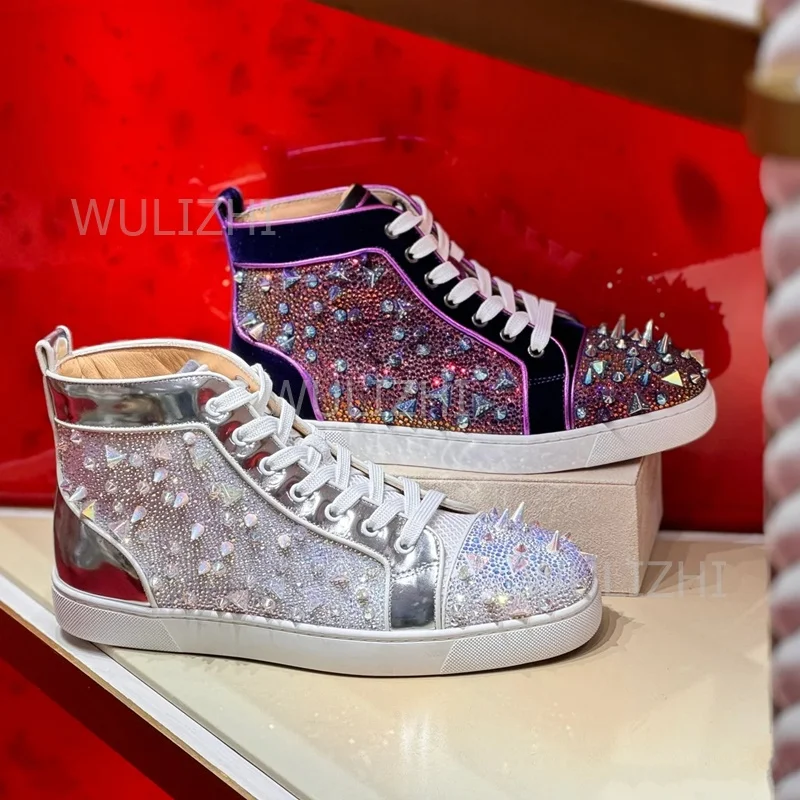 Men'S Shoes For Tennis - รองเท้าผ้าใบผู้ชายสีม่วงเข้มประดับคริสตัลแบบร้อยเชือก พื้นสีแดง รองเท้ากีฬาข้อสั้น ประดับเพชร หนังกลับ รองเท้าวิ่งลำลอง